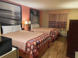 Standaard kamer, 2 queensize bedden | Een bureau, verduisterende gordijnen, een strijkplank/strijkijzer