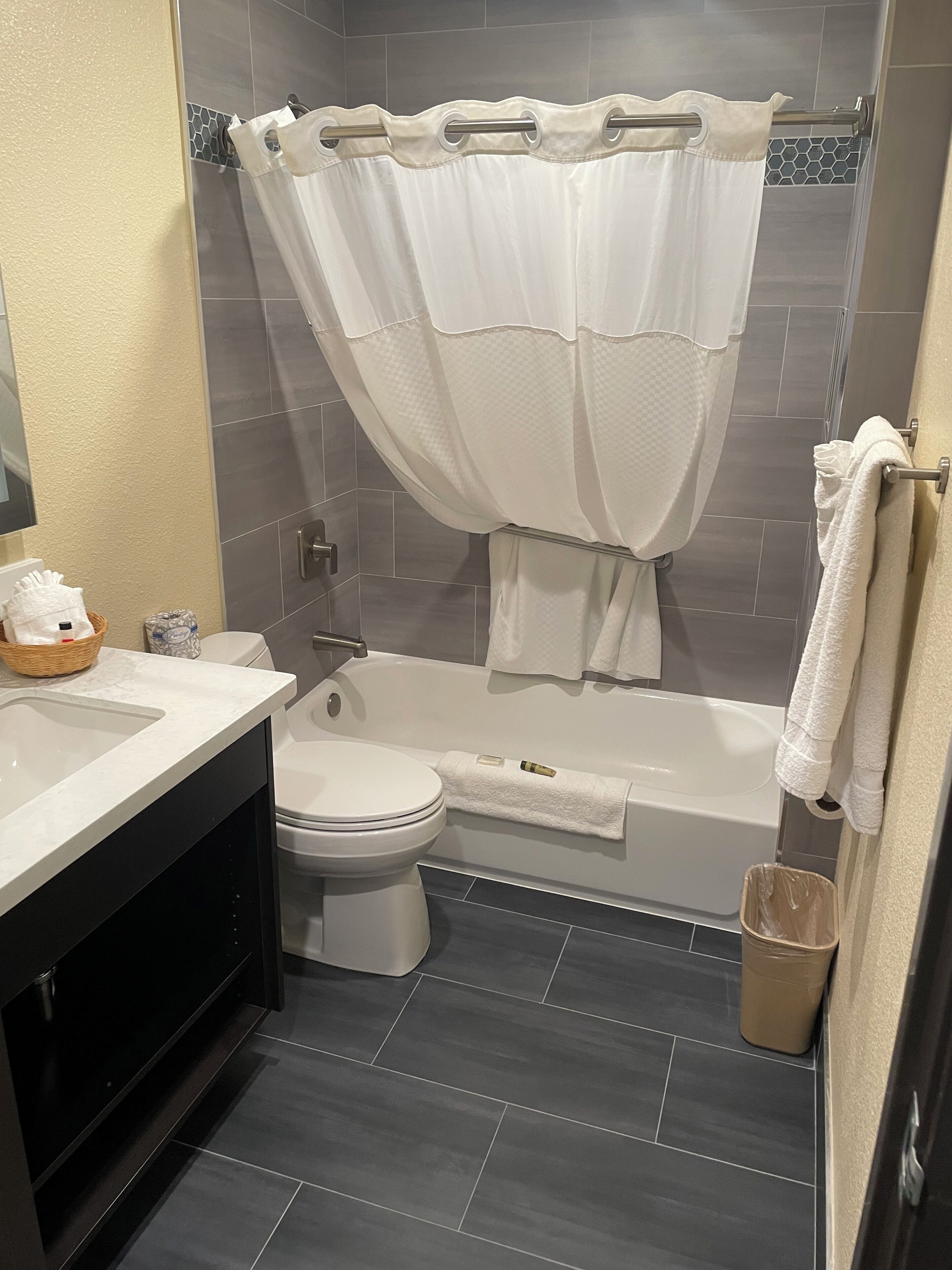 Habitació estàndard, 2 llits de matrimoni | Bany | Combinació de dutxa i banyera i articles de tocador gratuïts 