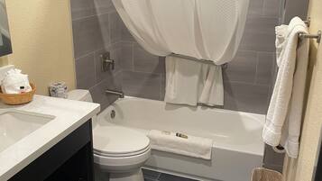 Habitació estàndard, 2 llits de matrimoni | Bany | Combinació de dutxa i banyera i articles de tocador gratuïts