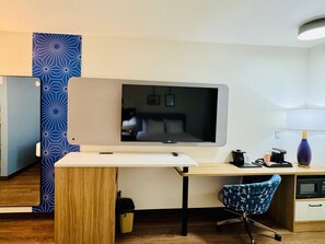 Escritorio, tabla de planchar con plancha, cunas gratuitas y wifi gratis