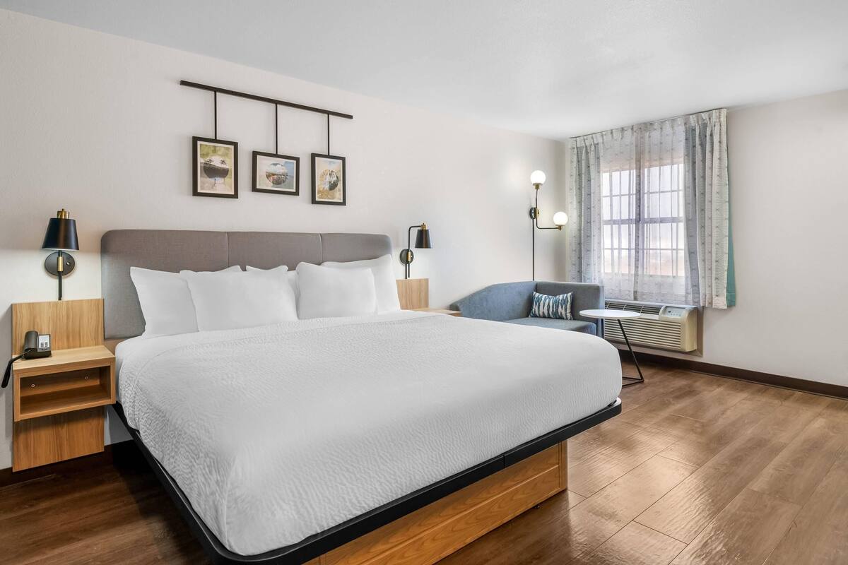 Standard Room, 1 King Bed, Non Smoking | Desk, iron/ironing board, free WiFi, bed sheets