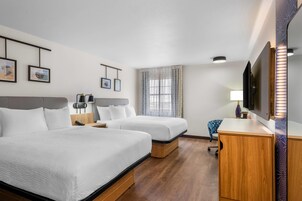 Escritorio, tabla de planchar con plancha, wifi gratis y ropa de cama