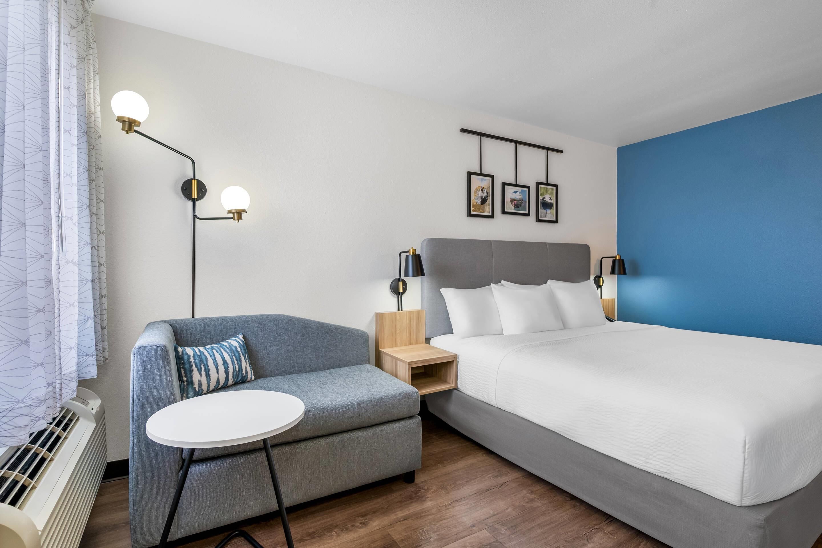 Zimmer, 1 King-Bett, barrierefrei, Nichtraucher | Schreibtisch, Bügeleisen/Bügelbrett, kostenloses WLAN, Bettwäsche