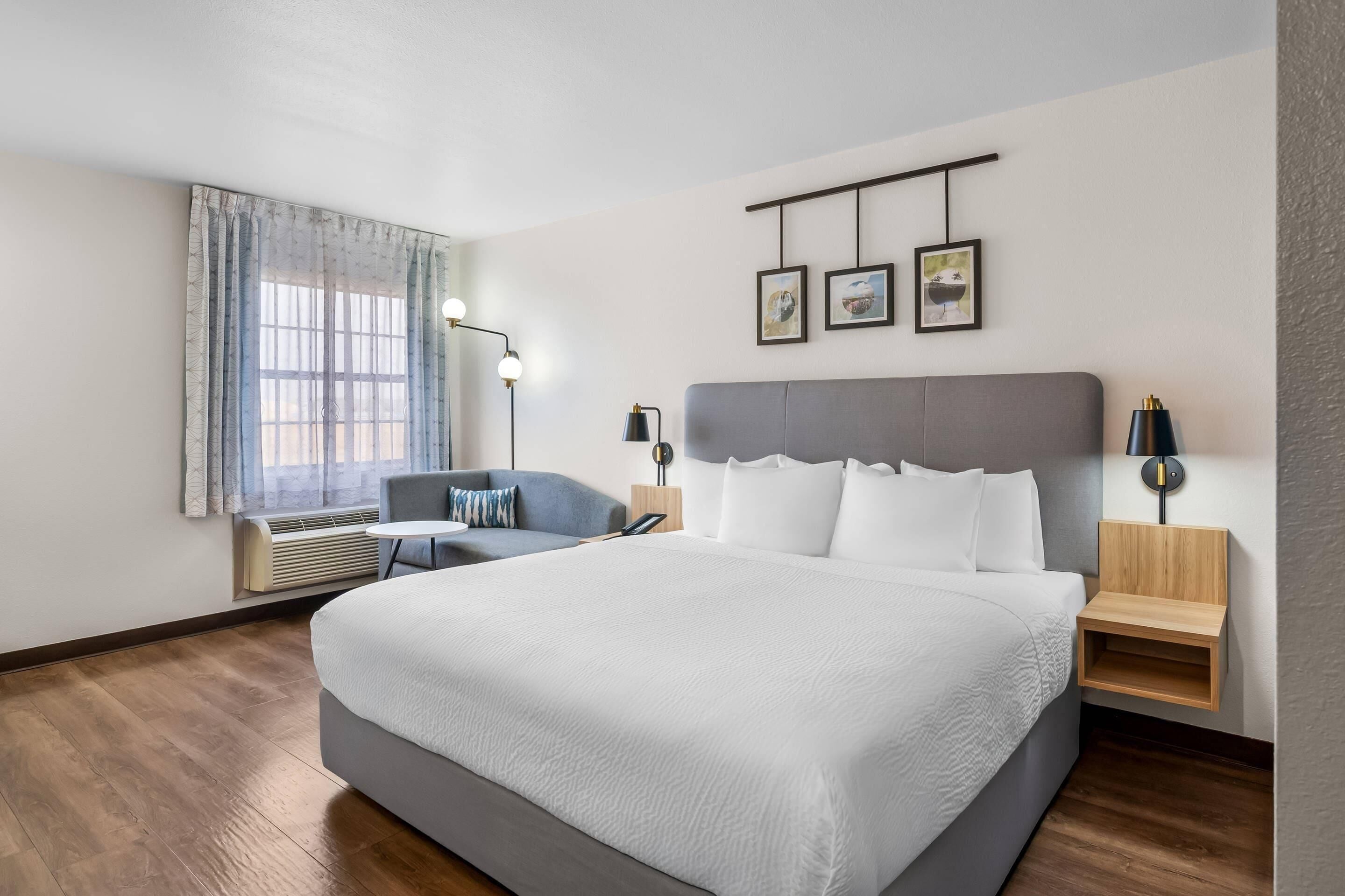 Quarto standard, 1 cama King, chuveiro com barras de apoio, para não fumantes | Escrivaninha, ferros/tábuas de passar roupa, Wi-Fi de cortesia