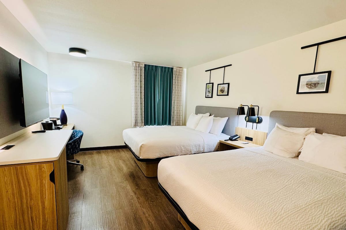 Habitación estándar, 2 camas Queen size, para no fumadores | Escritorio, tabla de planchar con plancha y cunas gratuitas