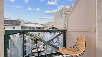 Habitación estándar, 1 cama Queen size, vista al jardín | Ropa de cama de alta calidad y caja de seguridad en la habitación