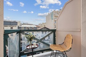 Standard Room, 1 Queen Bed, Garden View | Premium bedding, in-room safe, soundproofing, iron/ironing board