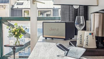 Suite económica, 1 cama Queen size y sofá cama, vista al jardín | Ropa de cama de alta calidad y caja de seguridad en la habitación