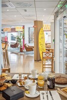 Café da manhã com buffet mediante uma taxa nos fins de semana