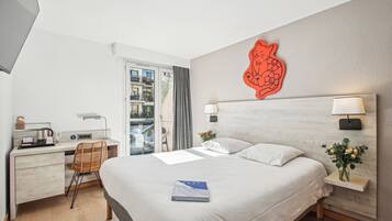 Standard Room, 1 Queen Bed, Garden View | Premium bedding, in-room safe, soundproofing, iron/ironing board