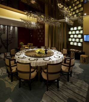 3 nhà hàng; phục vụ bữa sáng, bữa trưa và bữa tối
