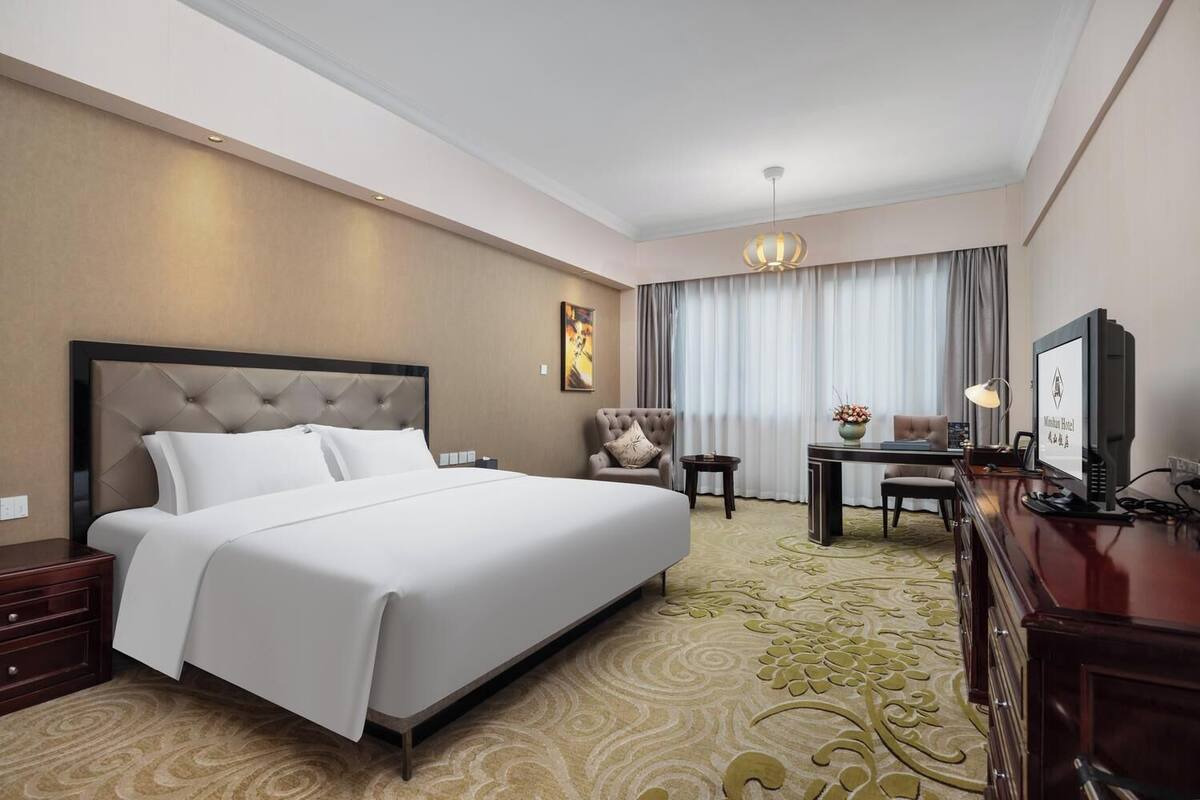 Premium bedding, down comforters, minibar, in-room safe