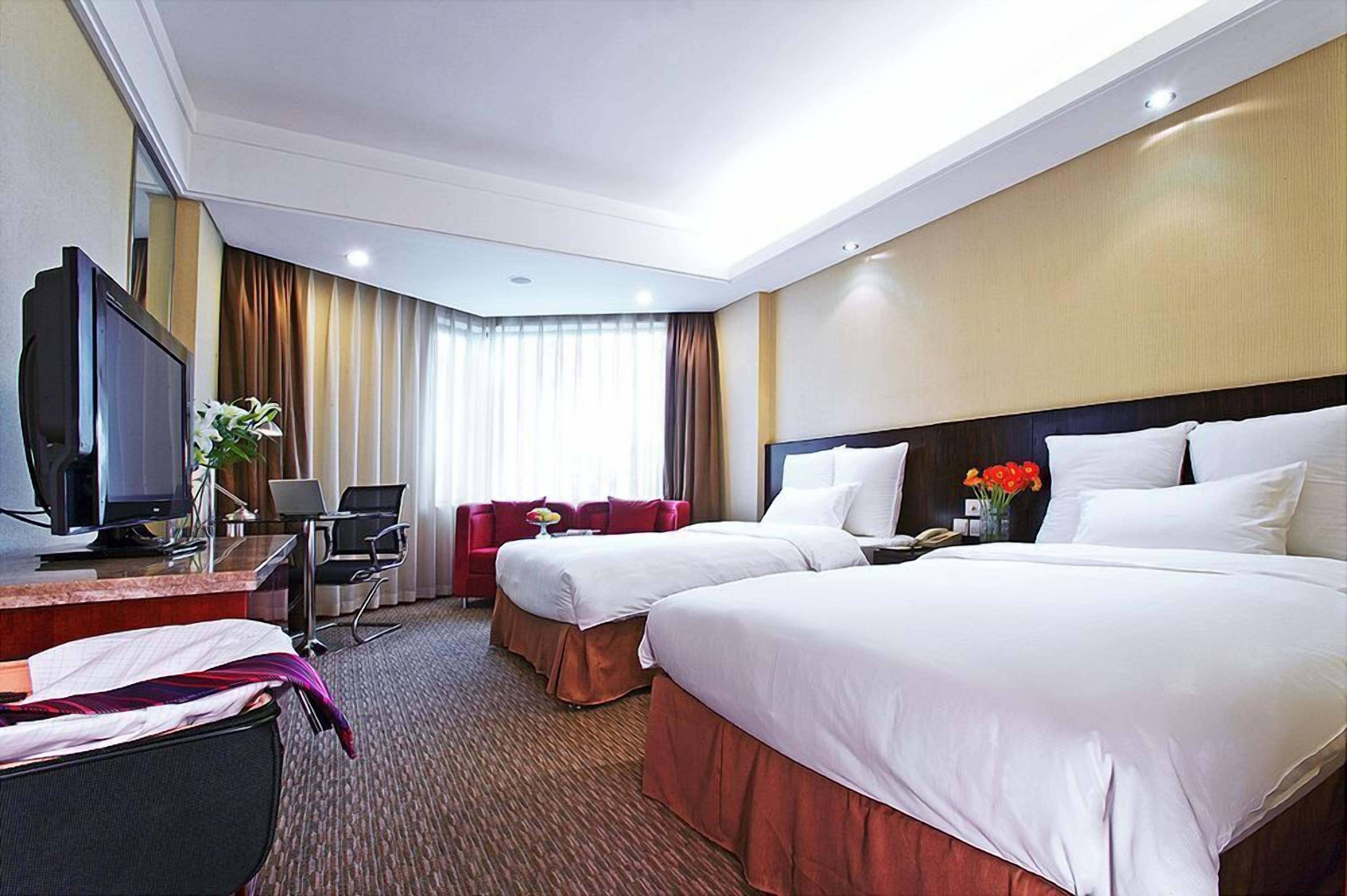 Premium bedding, down comforters, minibar, in-room safe