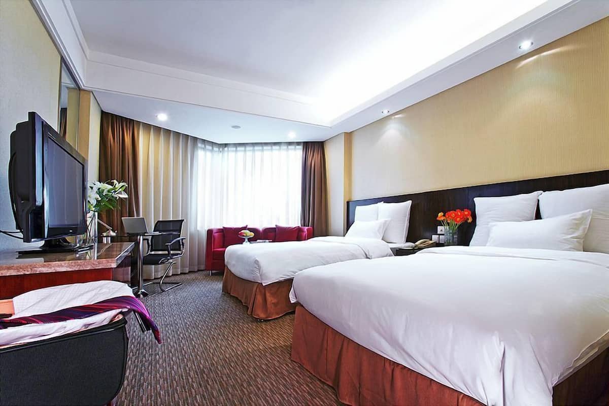 Premium bedding, down comforters, minibar, in-room safe