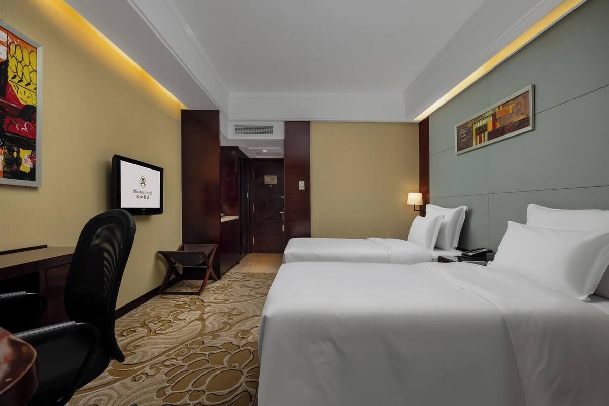 Premium bedding, down comforters, minibar, in-room safe