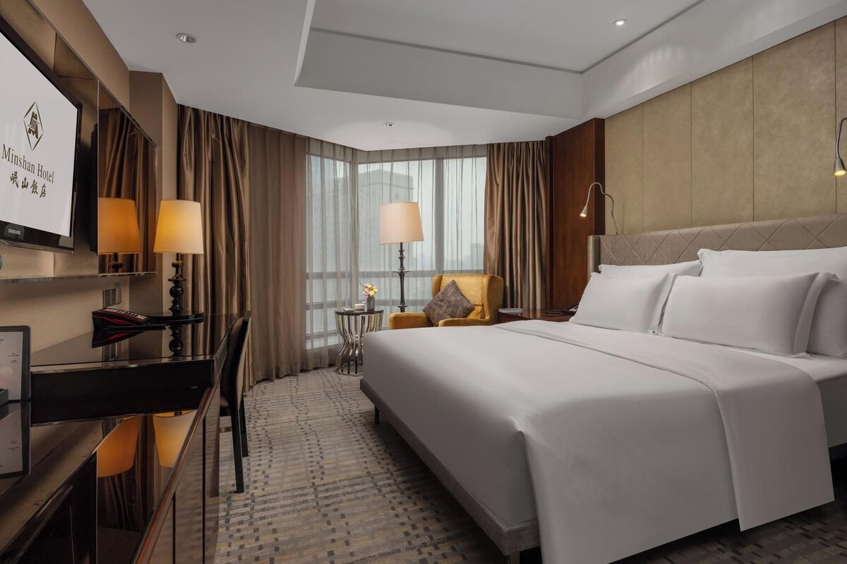 Premium bedding, down comforters, minibar, in-room safe