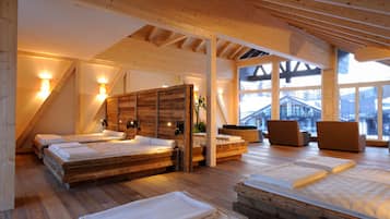 Couples treatment rooms, sauna, spa tub, steam room, body treatments