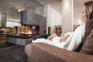 Salas de tratamiento para parejas, un sauna, una bañera de hidromasaje