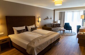 ملاءات للفراش لا تسبب الحساسية وميني بار وخزنة داخل الغرفة ومكتب