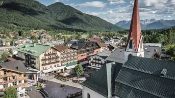 Une ville qui se distingue par son église dont le clocher est particulièrement imposant, ses bâtiments traditionnels et sa place centrale agrémentée de terrasses.