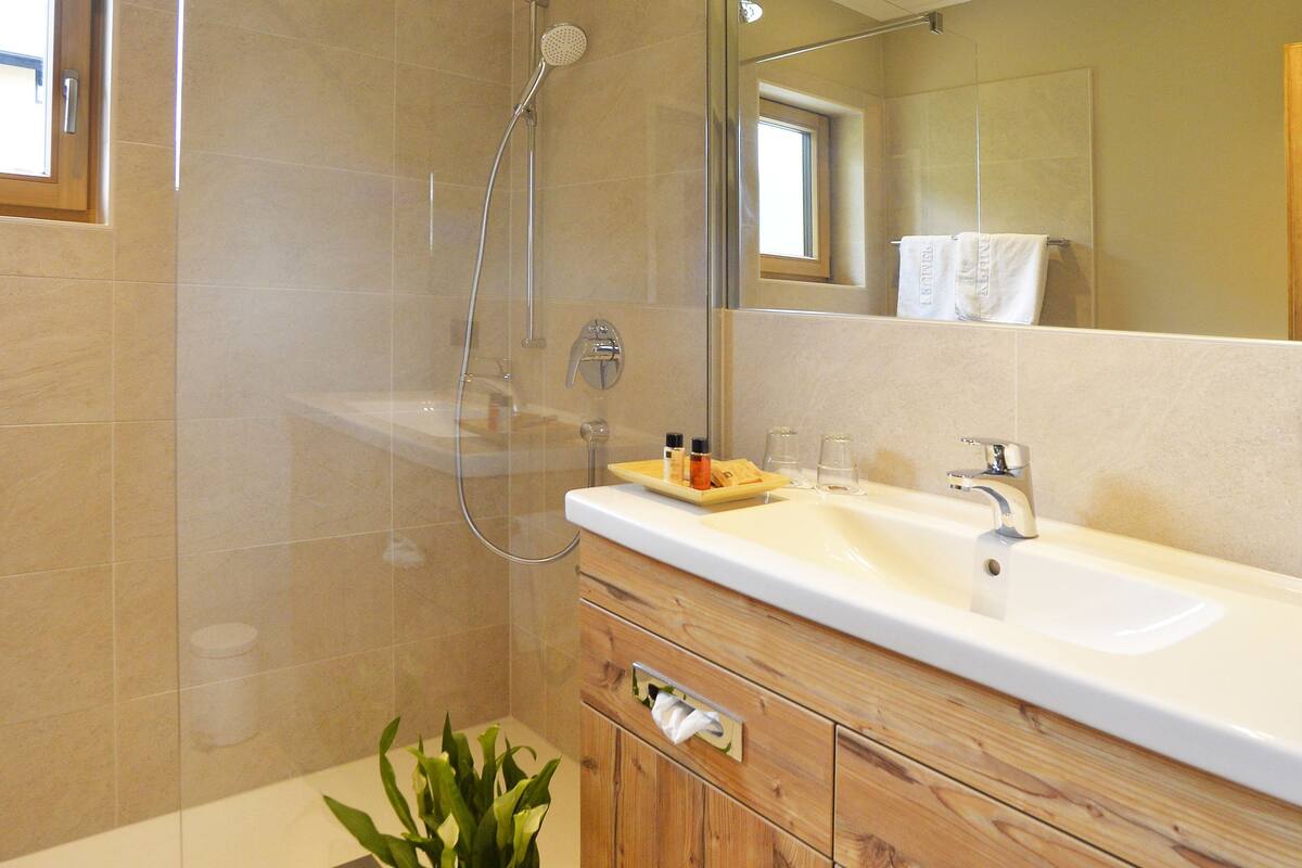 doppelzimmer  deluxe rosshütte | bathroom | hair dryer, towels