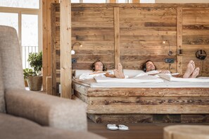 Couples treatment room(s), sauna, hot tub, steam room, body treatments