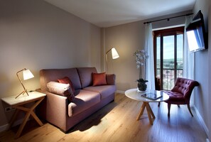 Üç Kişilik Oda | Minibar, odada kasa, masa, ücretsiz kablosuz İnternet 