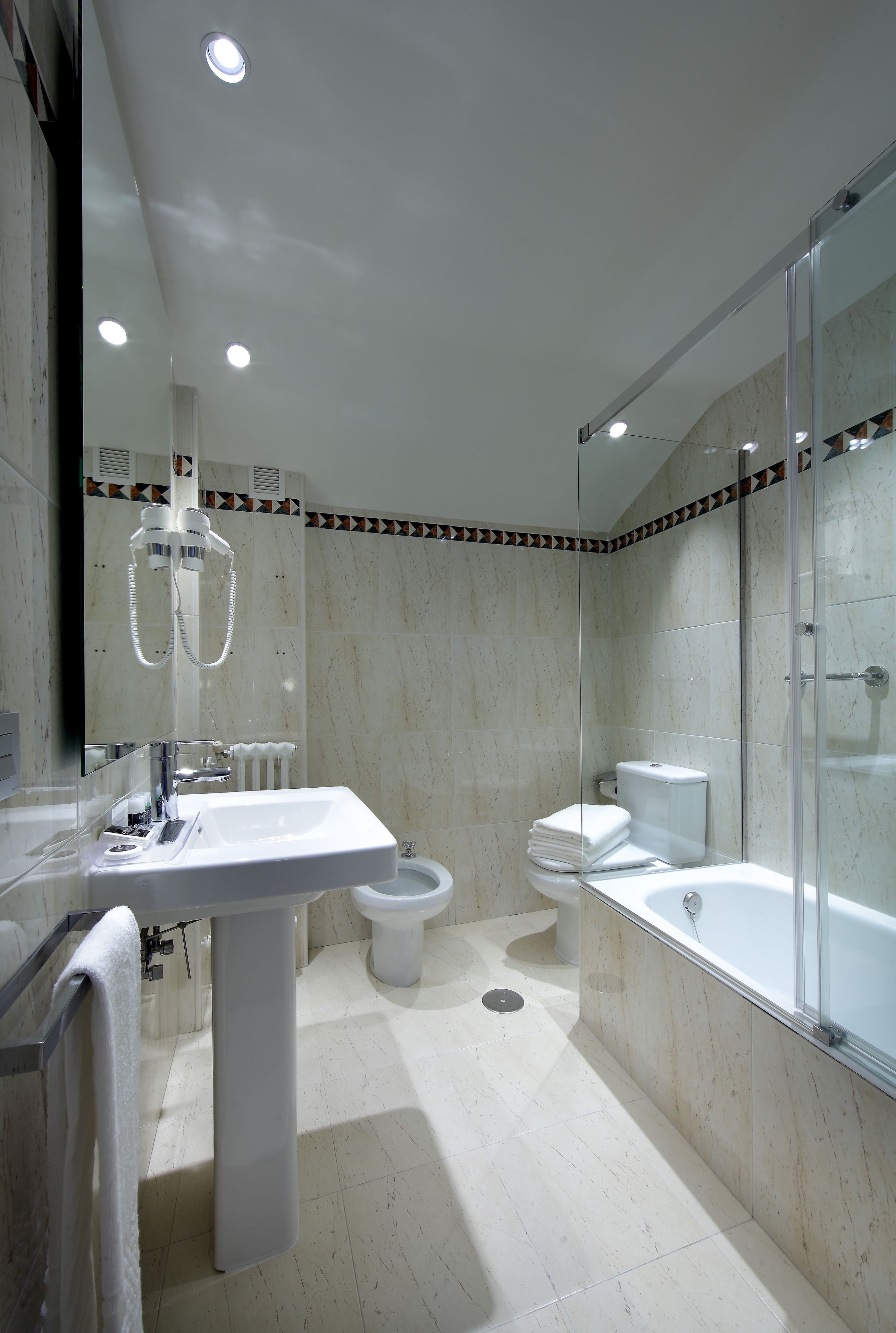 Un baño moderno con lavamanos, inodoro y bañera.