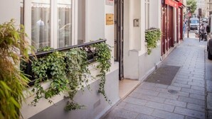 Ένα ξενοδοχείο με κλασική πρόσοψη, μεγάλα παράθυρα και μια επιγραφή που υποδεικνύει ότι πρόκειται για ξενοδοχείο.