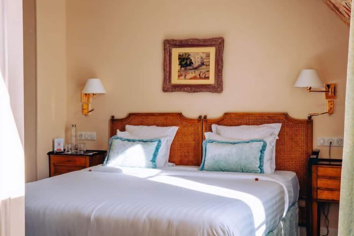 2 bedrooms, premium bedding, minibar, in-room safe