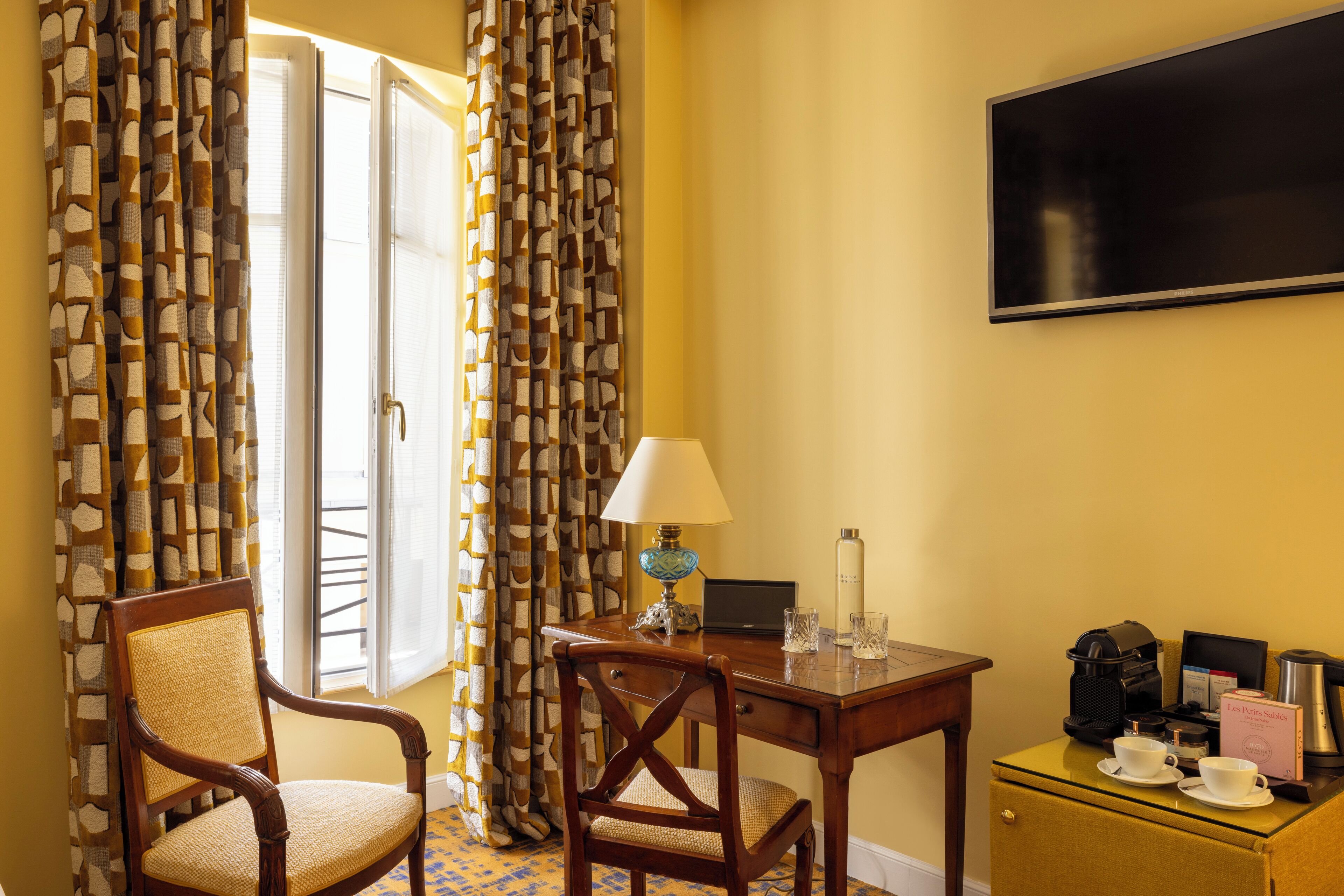 2 bedrooms, premium bedding, minibar, in-room safe