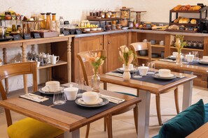 Café da manhã com buffet todos os dias (EUR 25 por pessoa) 