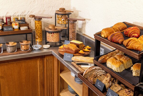 Daily continental breakfast (EUR 25 per person)