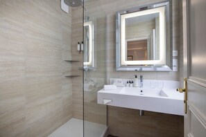 Habitación Confort (twin upon request before arrival) | Baño | Regadera, amenidades de baño gratuitas, secadora de cabello, pantuflas