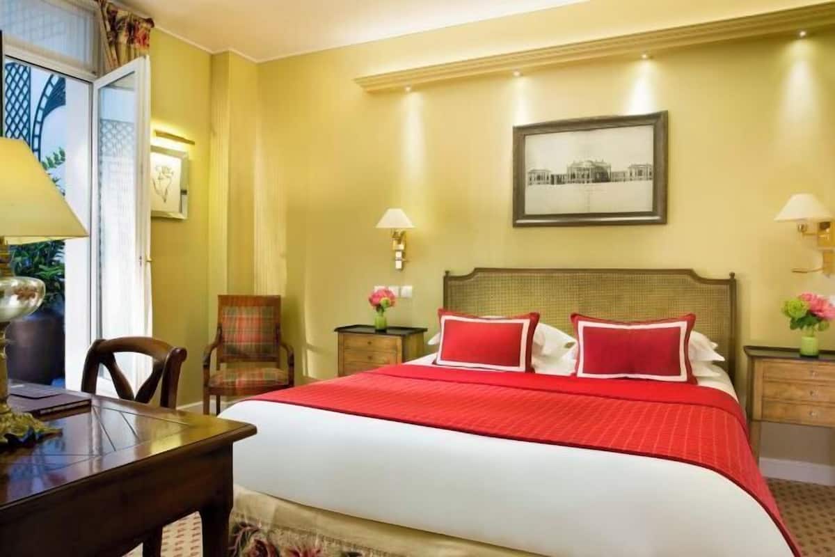 2 bedrooms, premium bedding, minibar, in-room safe
