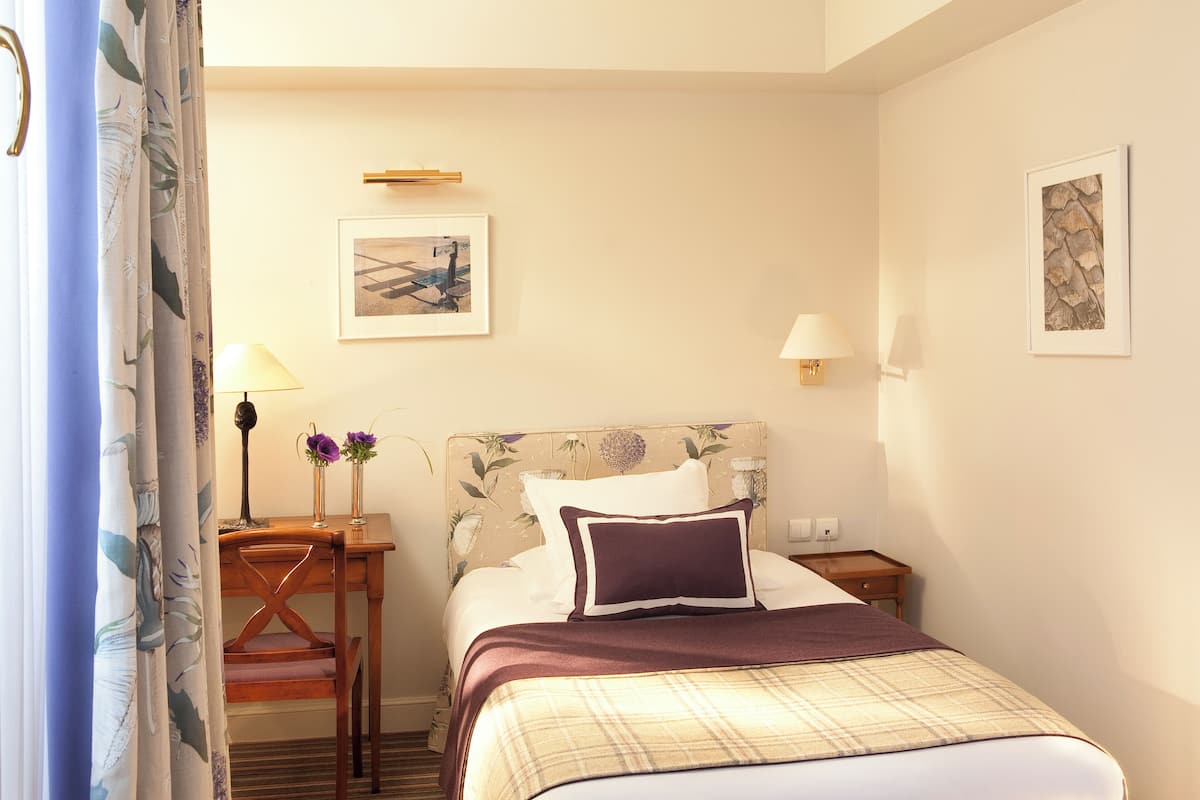 Quarto solteiro (With Shower) | 2 quartos, roupas de cama premium, frigobar, cofres nos quartos