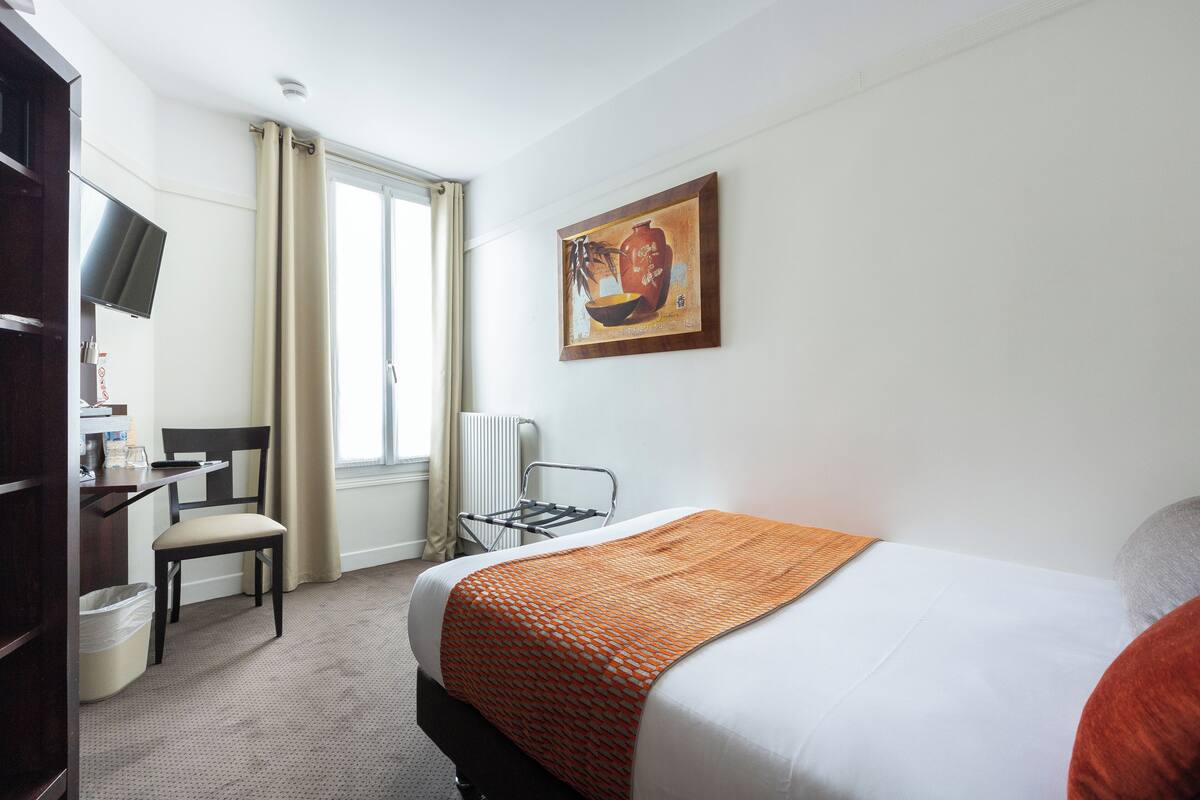 Classic Single Room,1 Single Bed | 房內夾萬、書桌、隔音、熨斗/熨衫板
