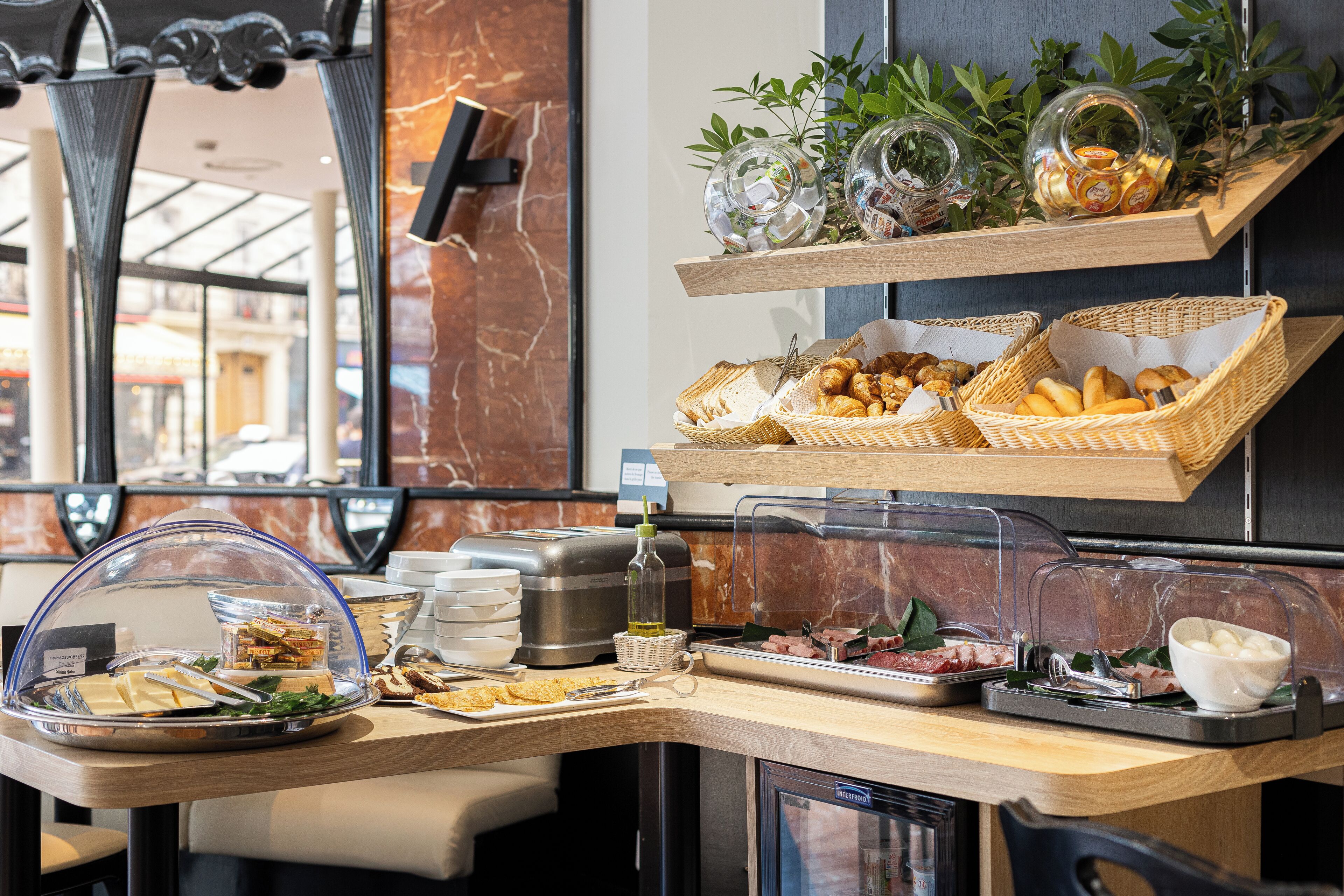 Café da manhã com buffet todos os dias (EUR 15 por pessoa) 