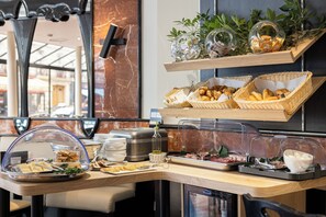 Desayuno buffet (EUR 15 por persona)