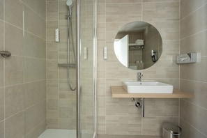 Comfort Triple Room | Bathroom | Hair dryer, towels