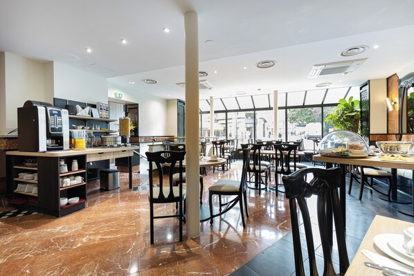 Daily continental breakfast (EUR 15 per person)
