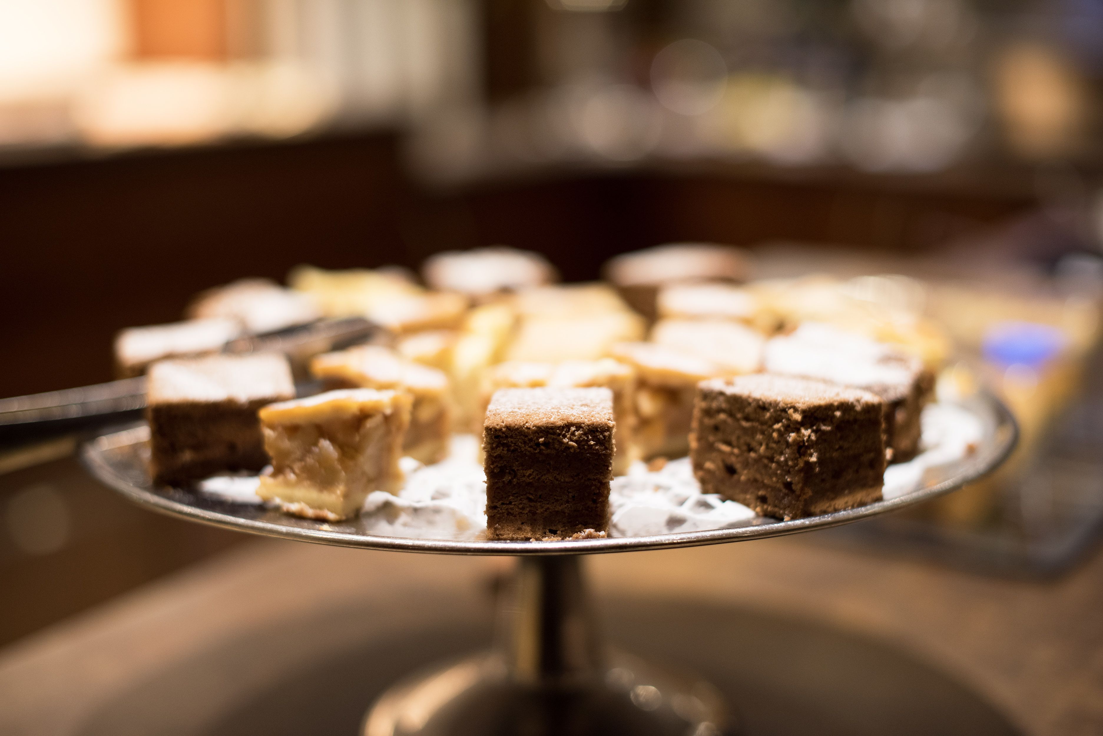 Eine Nachspeisenplatte mit verschiedenen Kuchen und Gebäck.