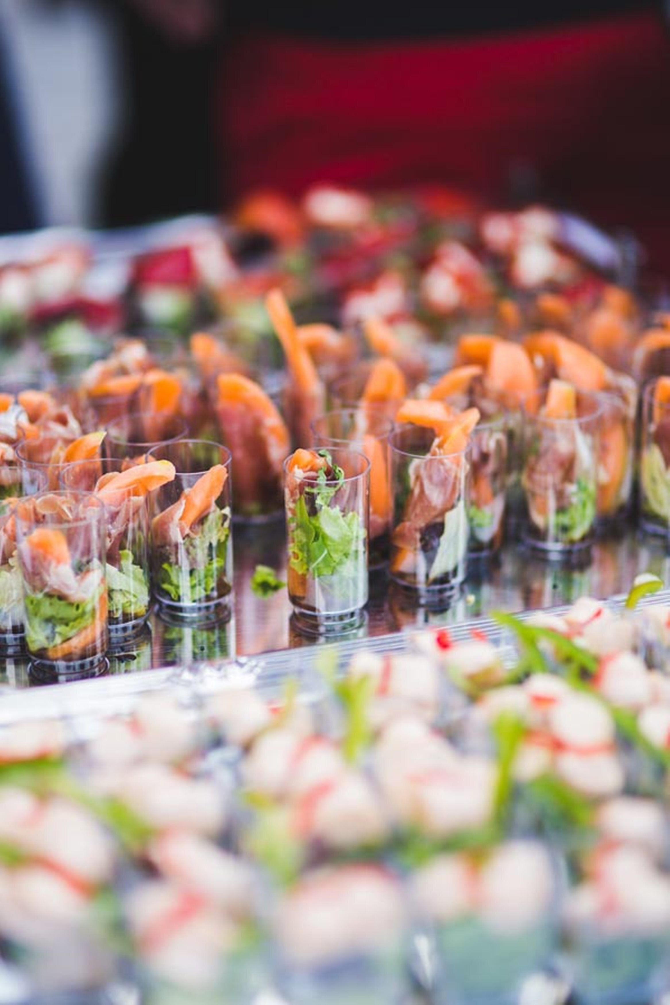 Een buffet met diverse gerechten, waaronder garnalen en groenten, uitgestald op een tafel.