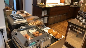 Tägliches Frühstücksbuffet (19.90 EUR pro Person)