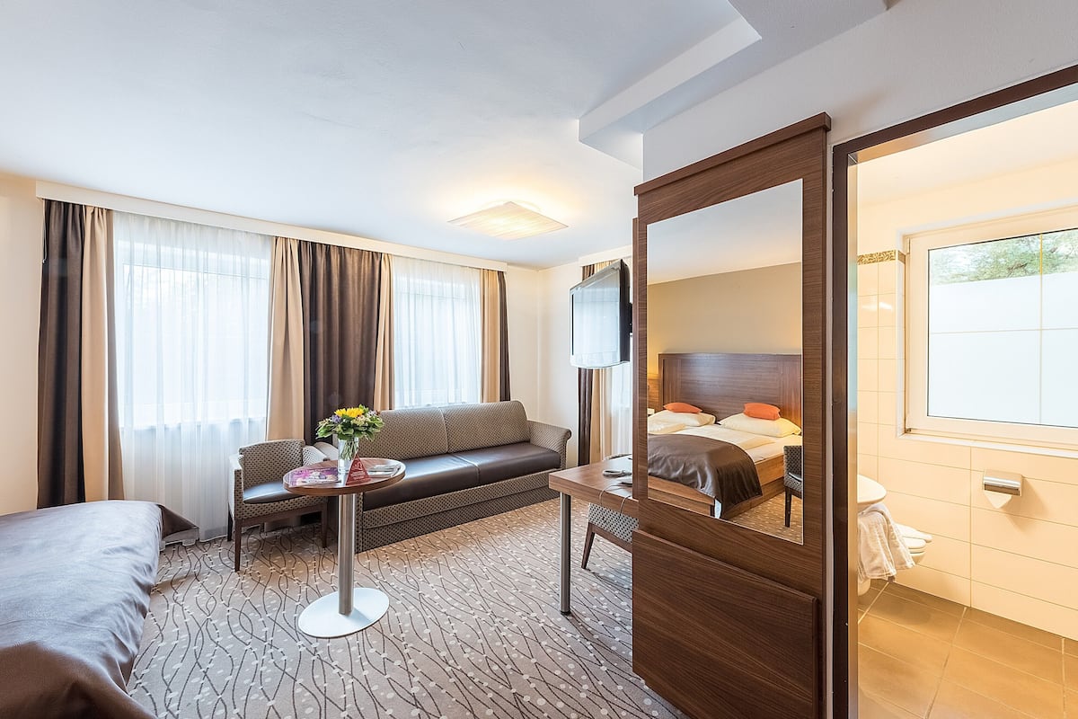 premium bedding, pillow-top beds, minibar, in-room safe