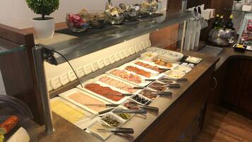 Tägliches Frühstücksbuffet gegen Gebühr
