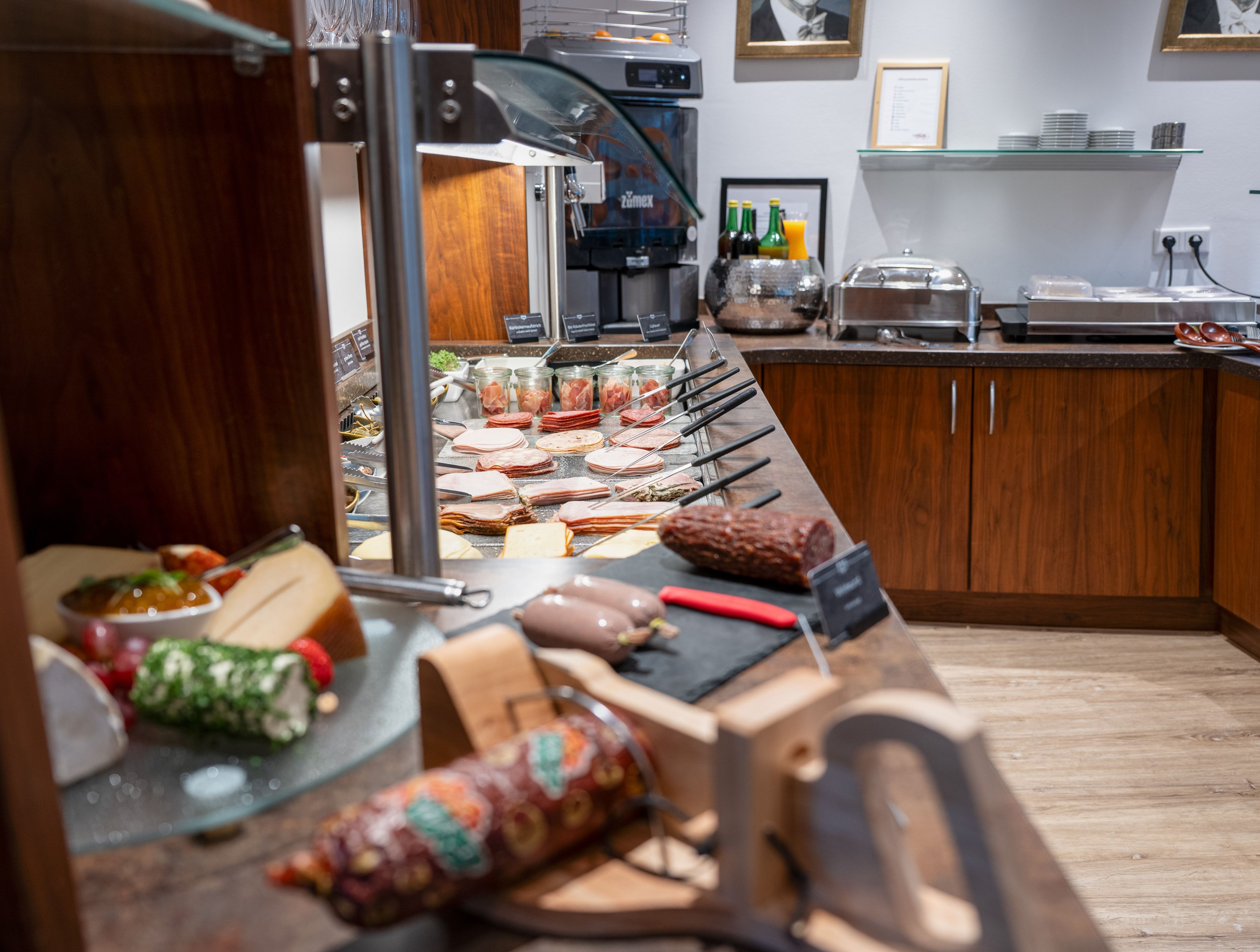 Un buffet con diverse carni e formaggi.