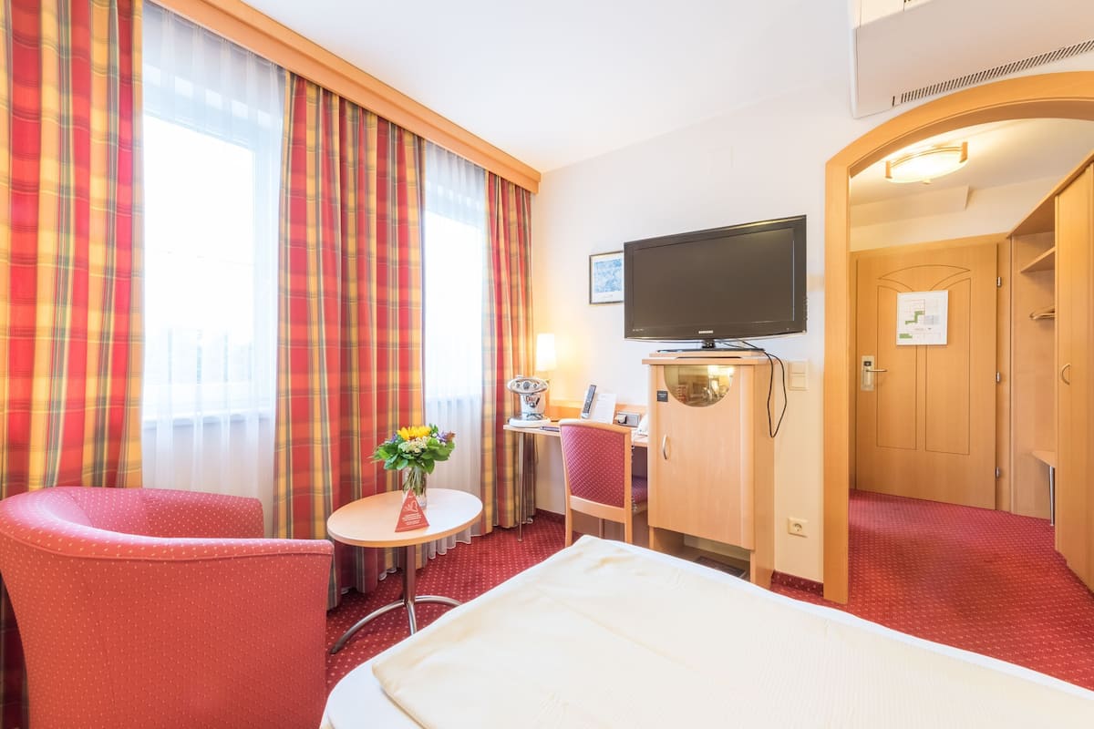 Chambre Triple | Literie de qualité supérieure, surmatelas, minibar