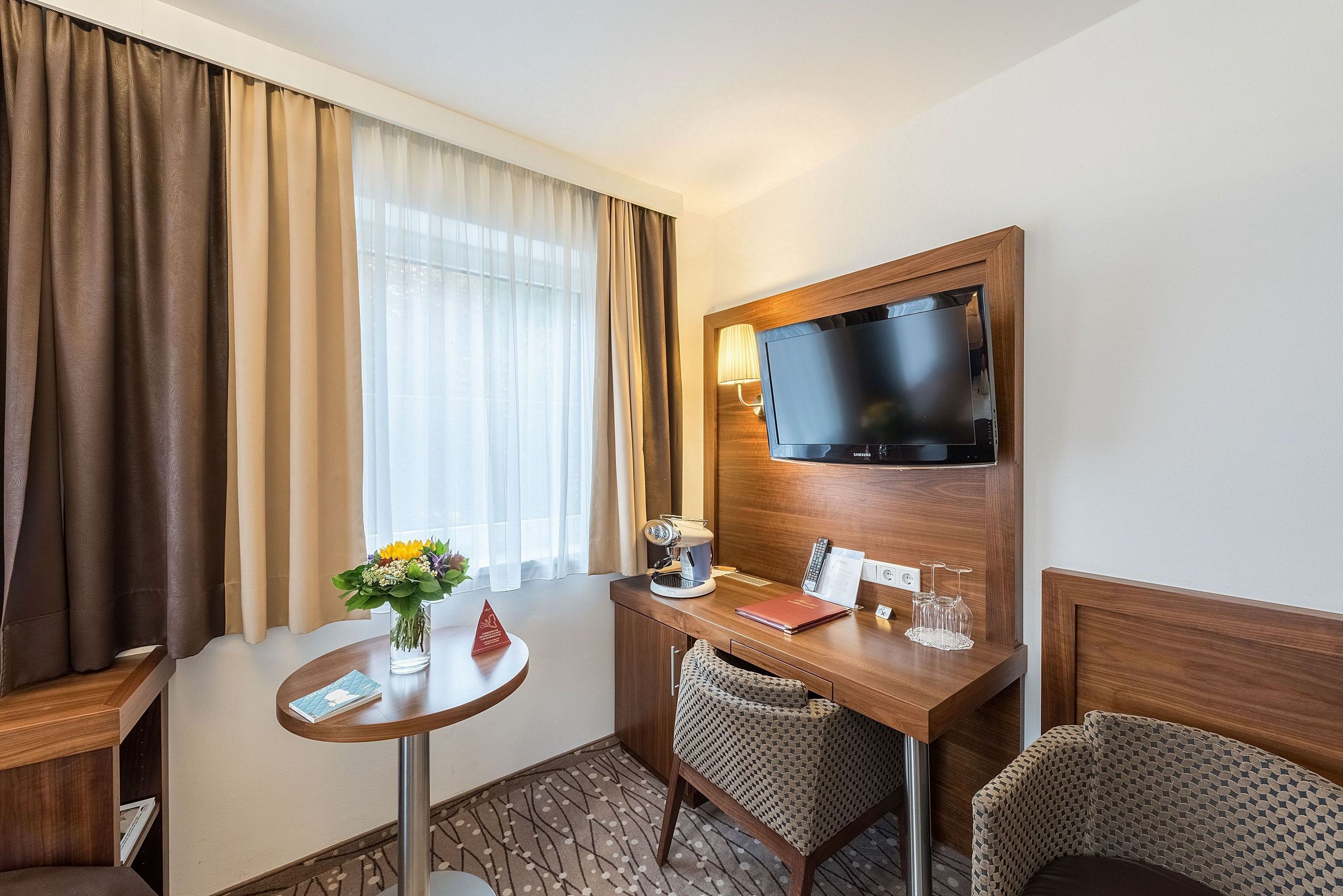 premium bedding, pillow-top beds, minibar, in-room safe