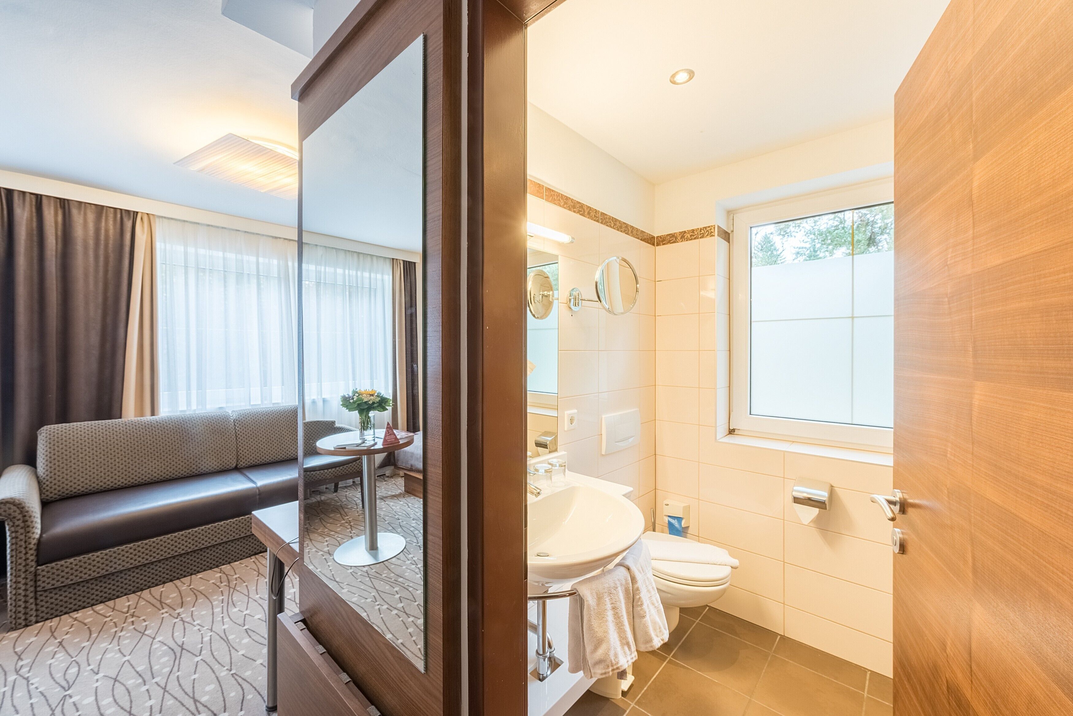 superior double room (including parking garage) | bathroom | free toiletries, hair dryer, towels